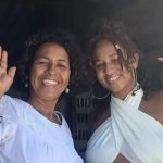 Mãe e filha constroem, com 8.000 garrafas de vidro recicladas, uma casa com 7 quartos: «Queremos inspirar outras pessoas»