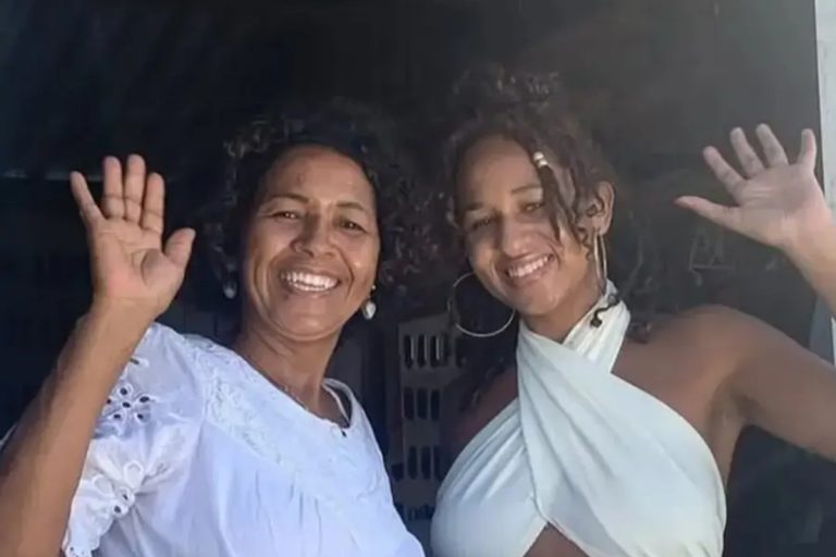 Mãe e filha constroem, com 8.000 garrafas de vidro recicladas, uma casa com 7 quartos: «Queremos inspirar outras pessoas»