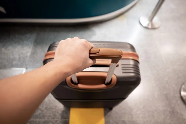 Alerta aeroporto. Novas restrições para viajar de avião: lista atualizada de itens proibidos na bagagem