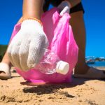 A origem esquecida da limpeza das praias: a história das mulheres que desafiaram a indústria do plástico