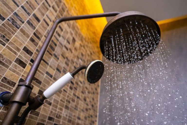 Como remover o calcário do chuveiro com uma mistura desinfetante caseira