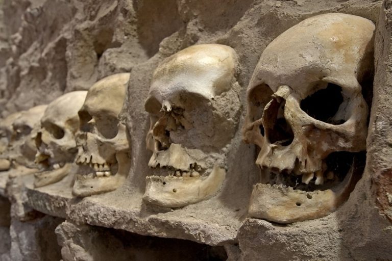 A cripta macabra de Roma que decora as paredes, tetos e piso com as caveiras dos seus monges