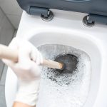 Por que recomendam despejar água oxigenada na sanita uma vez por semana