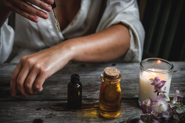 Não esfregue nem aplique apenas nos pulsos ou no pescoço: um truque simples para que o perfume dure da manhã à noite