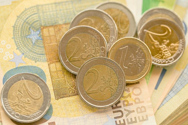 Passageiro é encontrado no aeroporto com 3900 moedas de um euro escondidas na mala