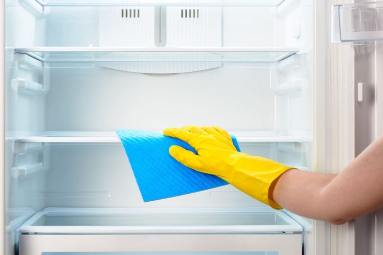 Como usar vinagre branco para limpar o frigorífico uma vez por semana
