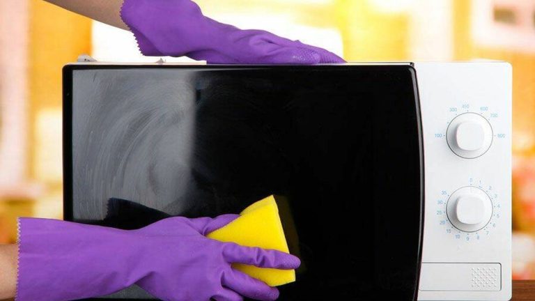Sem bicarbonato nem detergente: o melhor truque para limpar o micro-ondas com produtos caseiros