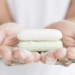 Para que serve a mistura de sabão branco e álcool e como aproveitá-la em casa?