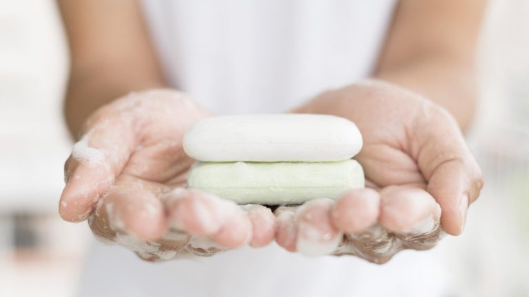 Para que serve a mistura de sabão branco e álcool e como aproveitá-la em casa?