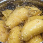 «Para que o puré de batata fique cremoso, é preciso cozinhar a batata com casca, para que não liberte amido».