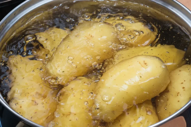 «Para que o puré de batata fique cremoso, é preciso cozinhar a batata com casca, para que não liberte amido».
