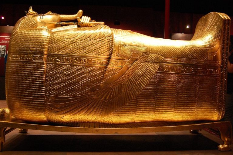 Descoberta do século. Desenterram um túmulo com 110 quilos repletos de ouro, equivalentes a aproximadamente 90 milhões de dólares, e tudo pertence a este país