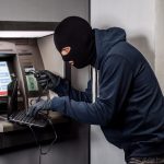 O simples gesto que deve fazer ao levantar dinheiro na caixa multibanco: «É a diferença entre ser roubado ou não»