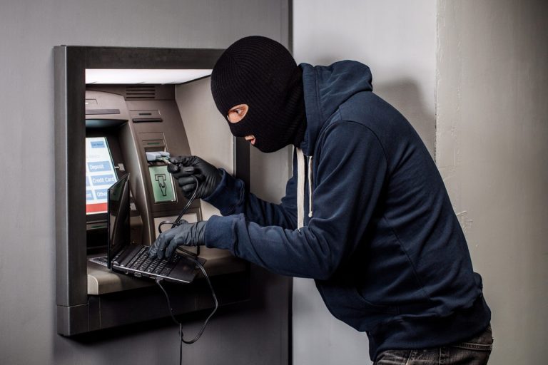 O simples gesto que deve fazer ao levantar dinheiro na caixa multibanco: «É a diferença entre ser roubado ou não»