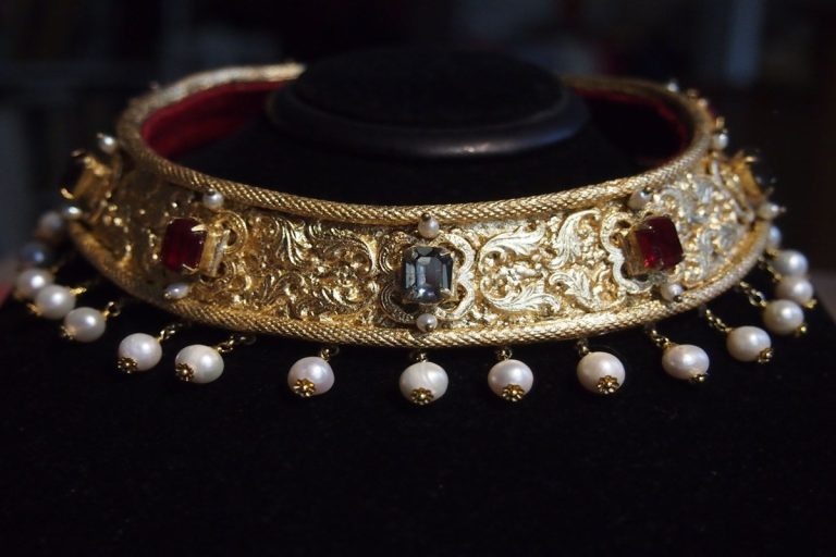 Um grupo de amigos na Polónia encontra, graças a detectores de metais, um tesouro medieval e um colar de ouro com 1.800 anos