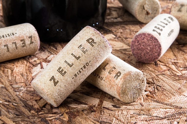 Não deite fora as rolhas de vinho: coloque-as em óleo de fritura usado para obter este efeito