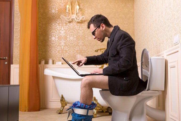 Passar tempo sentado no vaso sanitário aumenta o risco de hemorróidas, segundo um estudo