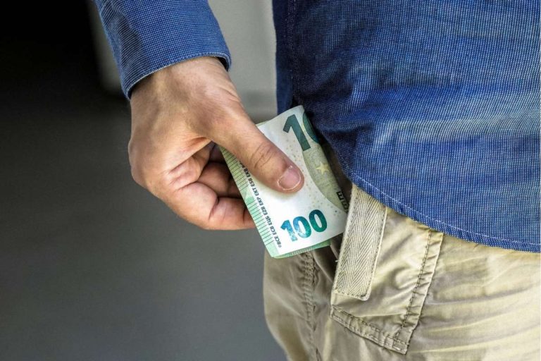 Onde colocar notas dobradas para atrair dinheiro em setembro, de acordo com o Feng Shui