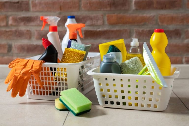 O produto de limpeza caseiro que substitui todos os seus produtos de limpeza e deixa um brilho imediato em toda a casa