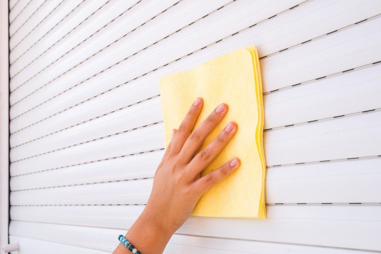 Adeus ao pó preto: o truque para limpar bem as persianas da sua casa e mantê-las brancas por muito tempo