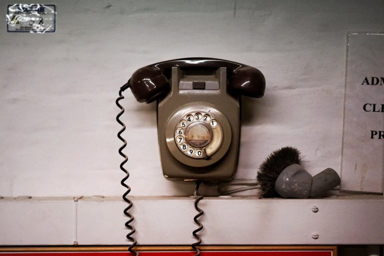 Se você tem cabos telefônicos passando pelos quartos, você tem um tesouro: pode aproveitá-los para montar uma rede Ethernet