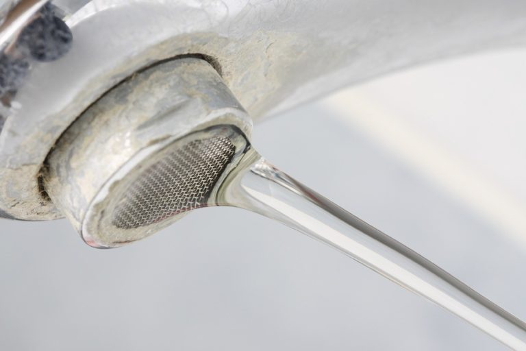 Adeus ao calcário: a solução definitiva para limpar as suas torneiras e a casa de banho que poucos conhecem
