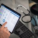 Um médico de Burgos enfrenta dois anos e oito meses de prisão por consultar o historial clínico de uma colega em licença médica