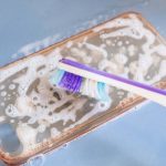 Passo a passo: como limpar uma capa transparente para telemóvel com três ingredientes