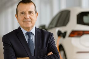 Um empresário veterano, que já vendeu 150.000 carros, garante que «a partir de 2030 os veículos a combustão serão residuais».