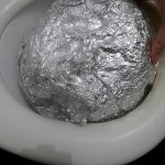 Bola de papel alumínio na sanita: o truque simples que deve pôr em prática para que a sua casa de banho cheire sempre bem