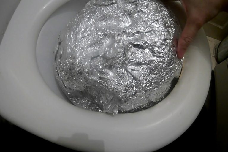 Bola de papel alumínio na sanita: o truque simples que deve pôr em prática para que a sua casa de banho cheire sempre bem