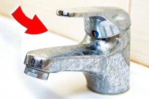 Sem vinagre nem bicarbonato: o truque viral para remover instantaneamente o calcário das torneiras e as manchas amareladas do vaso sanitário
