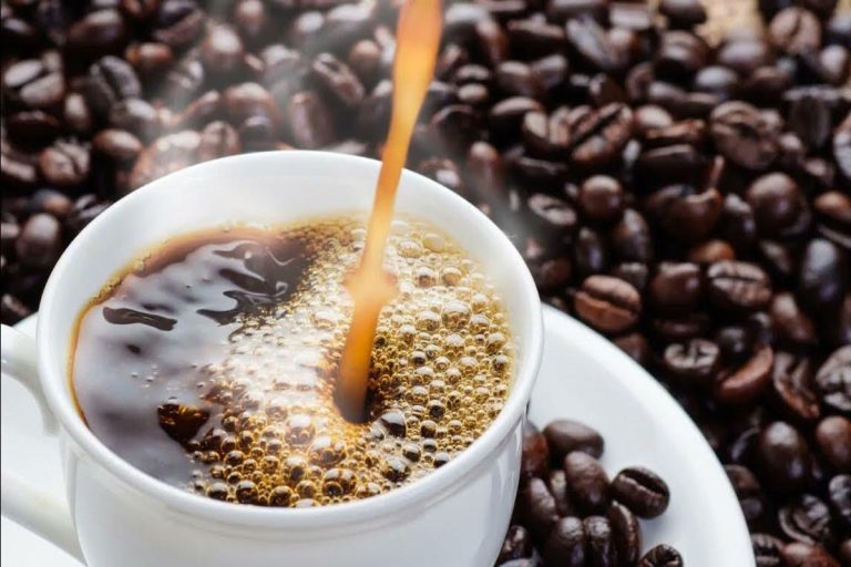 Álex Ramos, barista: «Colocar uma gota de água quente na cafeteira evita o choque térmico e que o café queime».