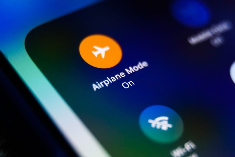 Modo avião para carregar o telemóvel: por que recomendam ativá-lo e quais são as vantagens