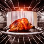 Especialista em limpeza: «Para limpar bem o forno, só são necessários dois ingredientes que todos têm em casa».