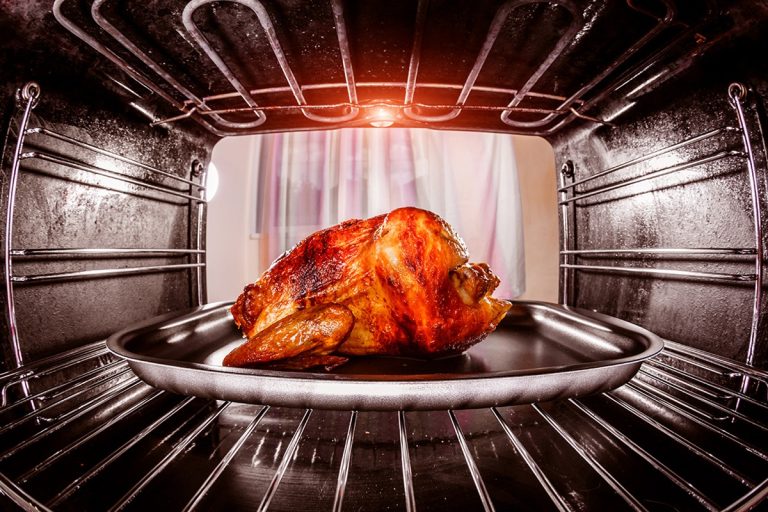 Especialista em limpeza: «Para limpar bem o forno, só são necessários dois ingredientes que todos têm em casa».