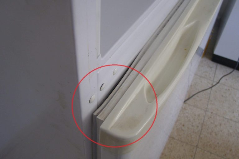 Quando o frigorífico já não fecha bem, repare a borracha com este truque barato e caseiro