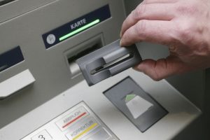 Os especialistas recomendam tocar duas vezes no canto de todos os terminais de pagamento para evitar fraudes