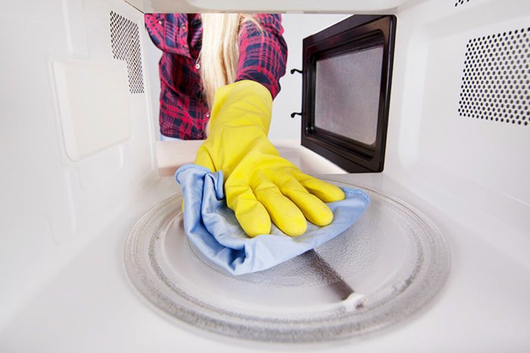 O truque para limpar o micro-ondas em um minuto sem usar produtos químicos