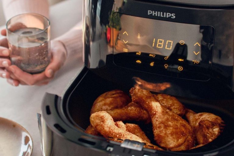 Como limpar a fritadeira de ar quente e qual é o acessório económico que simplifica a manutenção