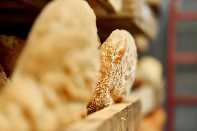 «Aumenta o risco de contaminação bacteriana»: o aviso de duas especialistas sobre recongelar pão e outros alimentos em casa