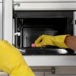 Como limpar o filtro do micro-ondas: um método simples com produtos que tem em casa