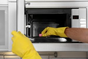 Como limpar o filtro do micro-ondas: um método simples com produtos que tem em casa