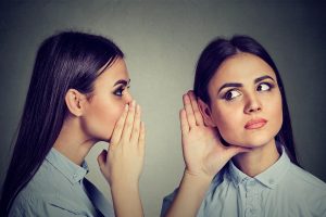 O que significa falar sozinho e em voz alta, segundo a psicologia