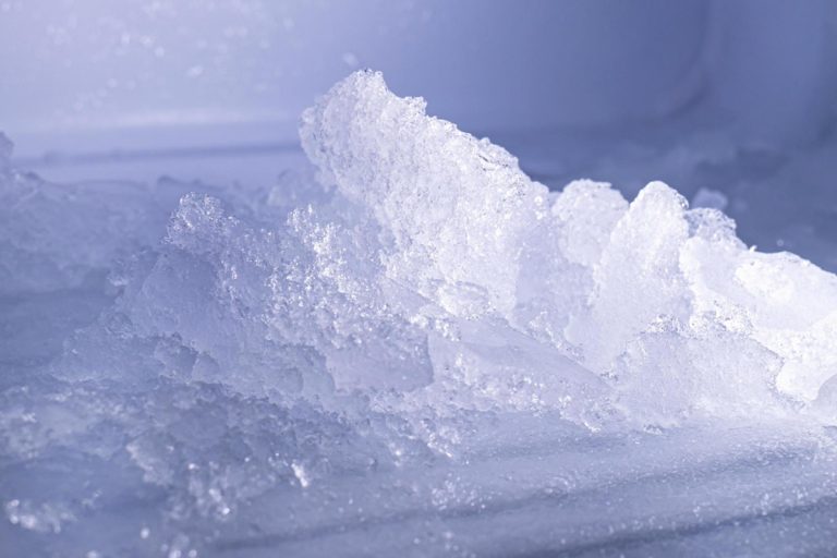 Se acumulou gelo no seu congelador, não se preocupe: basta colocar um alimento e o problema estará resolvido.