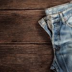 Com que frequência deve lavar as calças de ganga? Eis o que os especialistas recomendam para evitar danos na peça